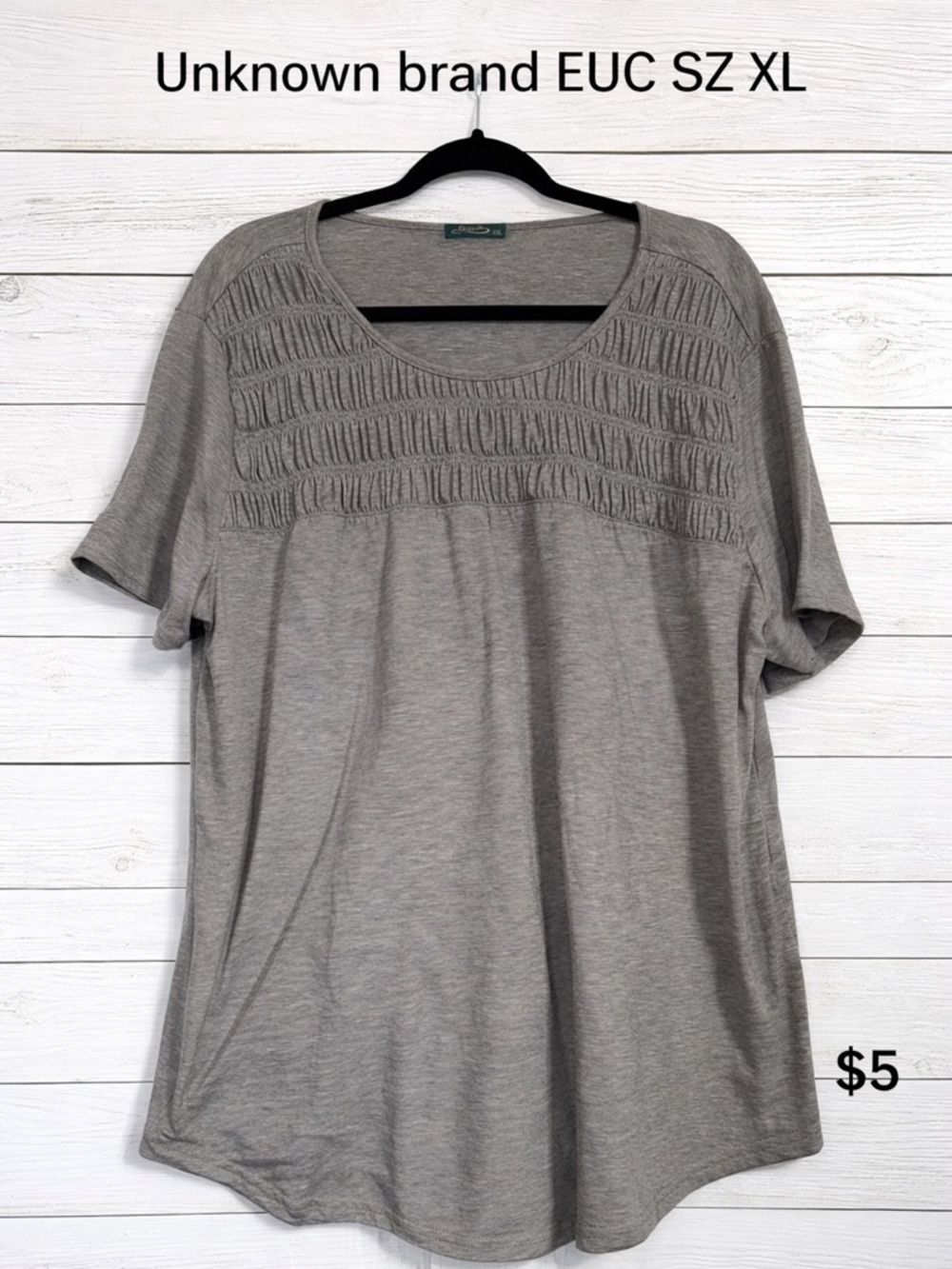 Source Unknown Gray Short Sleeve Scoop Neck Top with Smocked Yoke